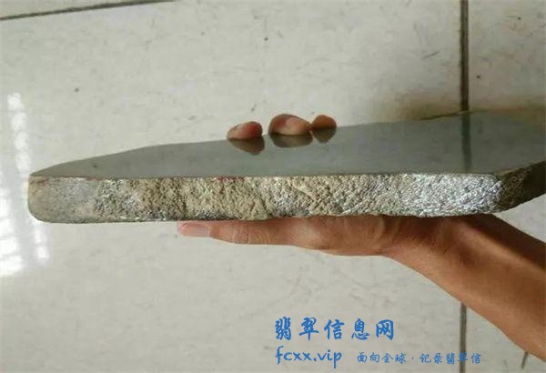 打灯不见色的翡翠原石，货主12000拿下，意外掏出6件精品-7.jpg