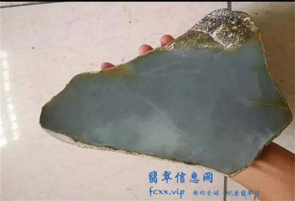 打灯不见色的翡翠原石，货主12000拿下，意外掏出6件精品-6.jpg
