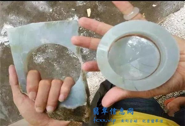 打灯不见色的翡翠原石，货主12000拿下，意外掏出6件精品-10.jpg