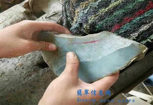 打灯不见色的翡翠原石，货主12000拿下，意外掏出6件精品-9.jpg