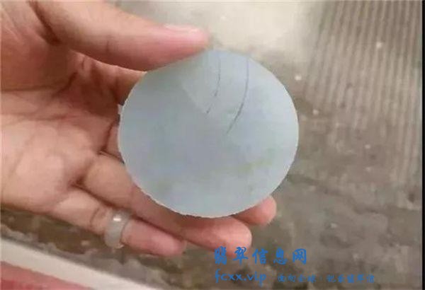 打灯不见色的翡翠原石，货主12000拿下，意外掏出6件精品-13.jpg