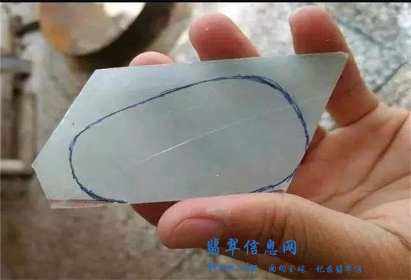 打灯不见色的翡翠原石，货主12000拿下，意外掏出6件精品-11.jpg