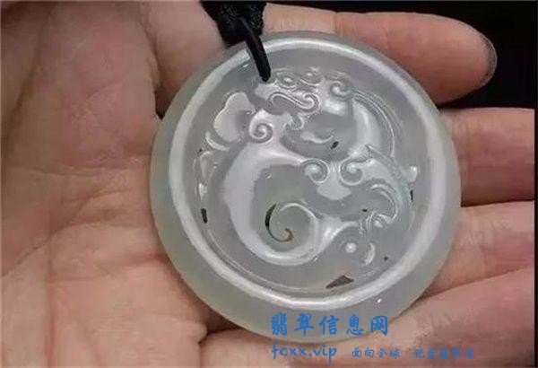 打灯不见色的翡翠原石，货主12000拿下，意外掏出6件精品-14.jpg