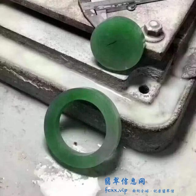 翡翠中手镯价格最高，原因如下，切下手镯后的镯芯同样价值不低-3.jpg