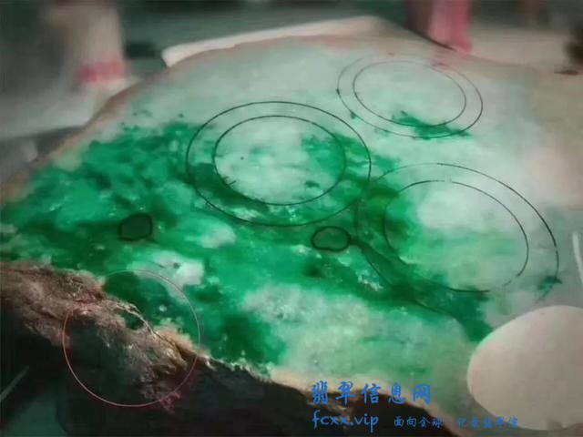 翡翠中手镯价格最高，原因如下，切下手镯后的镯芯同样价值不低-1.jpg