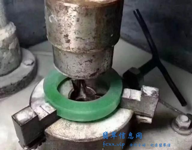 翡翠中手镯价格最高，原因如下，切下手镯后的镯芯同样价值不低-2.jpg