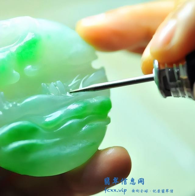 翡翠中手镯价格最高，原因如下，切下手镯后的镯芯同样价值不低-8.jpg