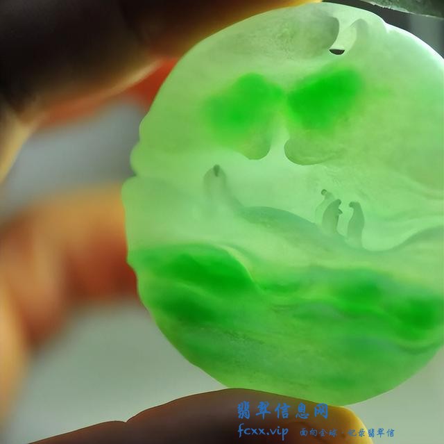 翡翠中手镯价格最高，原因如下，切下手镯后的镯芯同样价值不低-7.jpg