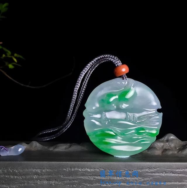 翡翠中手镯价格最高，原因如下，切下手镯后的镯芯同样价值不低-10.jpg