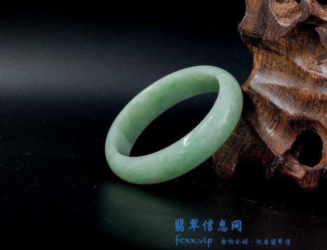 谈谈翡翠的戒面-1.jpg