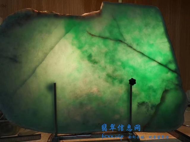 这样的戒面可不是边角料，是翡翠的“眼”，小几颗价值比手镯还高-1.jpg