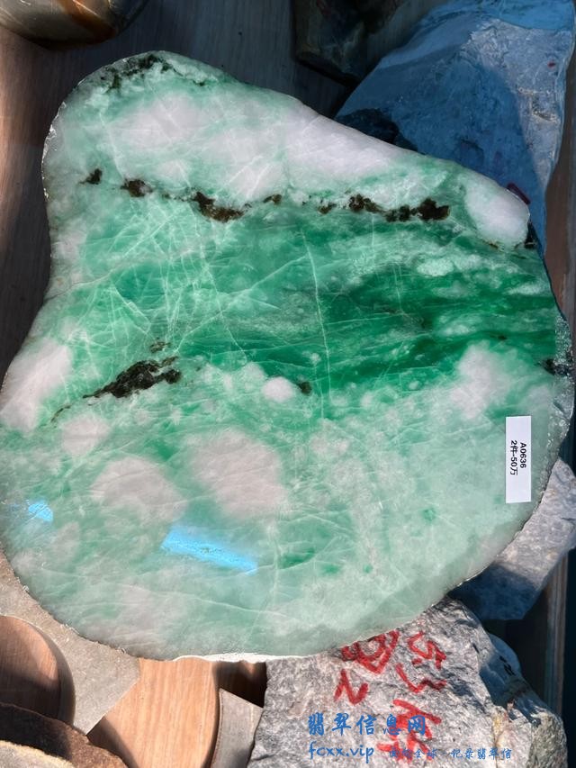 这样的戒面可不是边角料，是翡翠的“眼”，小几颗价值比手镯还高-3.jpg