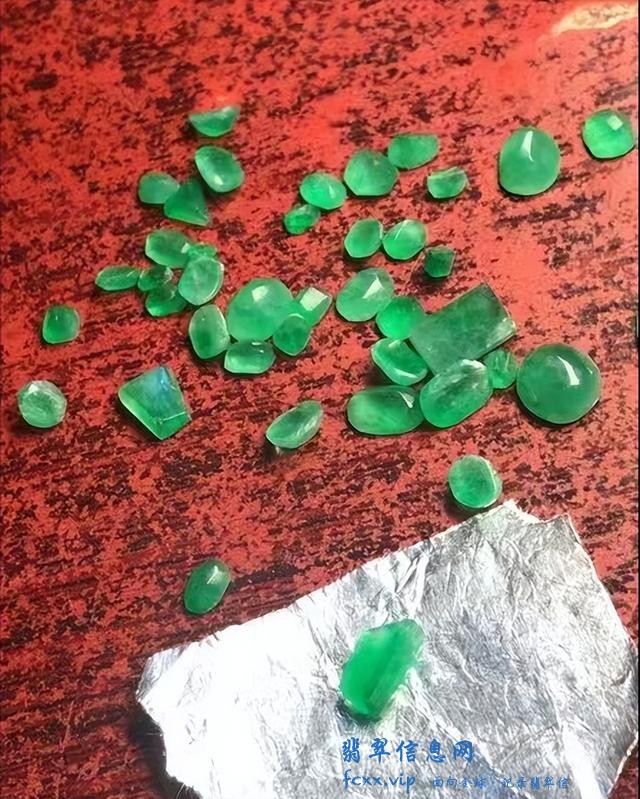 这样的戒面可不是边角料，是翡翠的“眼”，小几颗价值比手镯还高-5.jpg